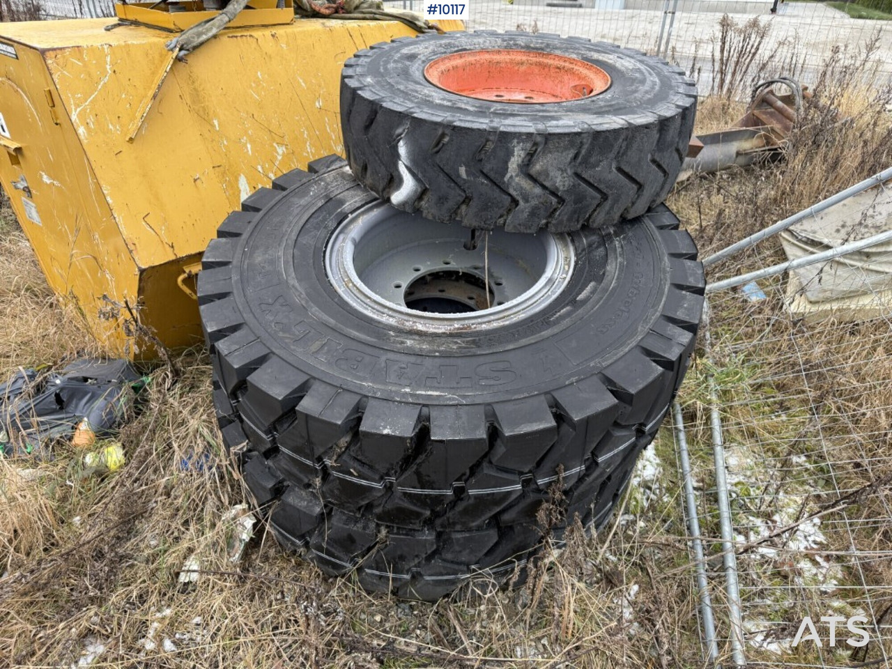 Various Construction tires with rims for lift - عجلات - آلات البناء: صور 1 Various Construction tires with rims for lift - عجلات - آلات البناء: صور 1