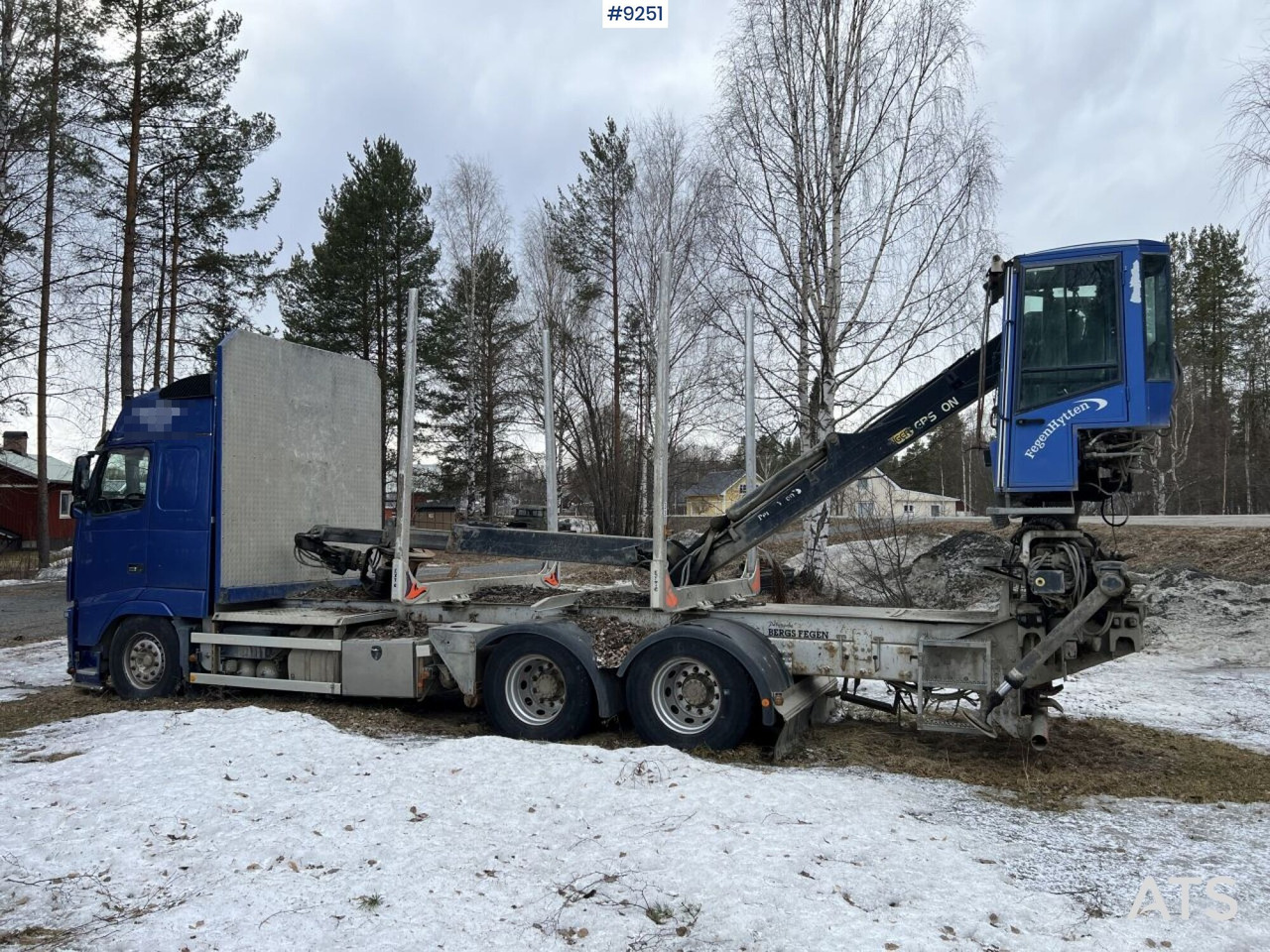 Interior photo 1: شاحنة قطع الأشجار Volvo FH 16 6*4 Logging truck with crane