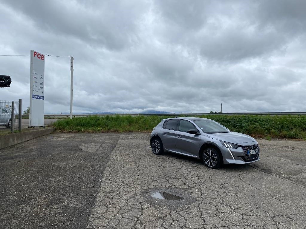 Peugeot e208 136/GT-Line Toit Panoramique 1er Main - سيارة: صور 3 Peugeot e208 136/GT-Line Toit Panoramique 1er Main - سيارة: صور 3