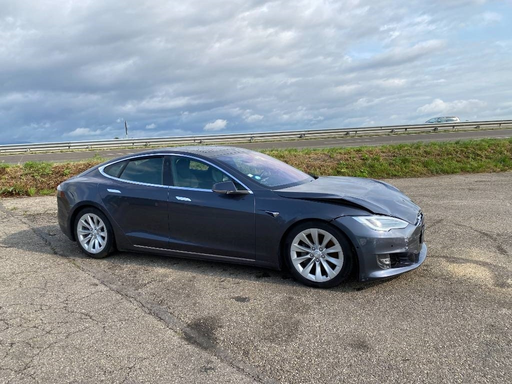 Tesla MODEL S 100D Carte Grise Française endommagée - سيارة: صور 3 Tesla MODEL S 100D Carte Grise Française endommagée - سيارة: صور 3