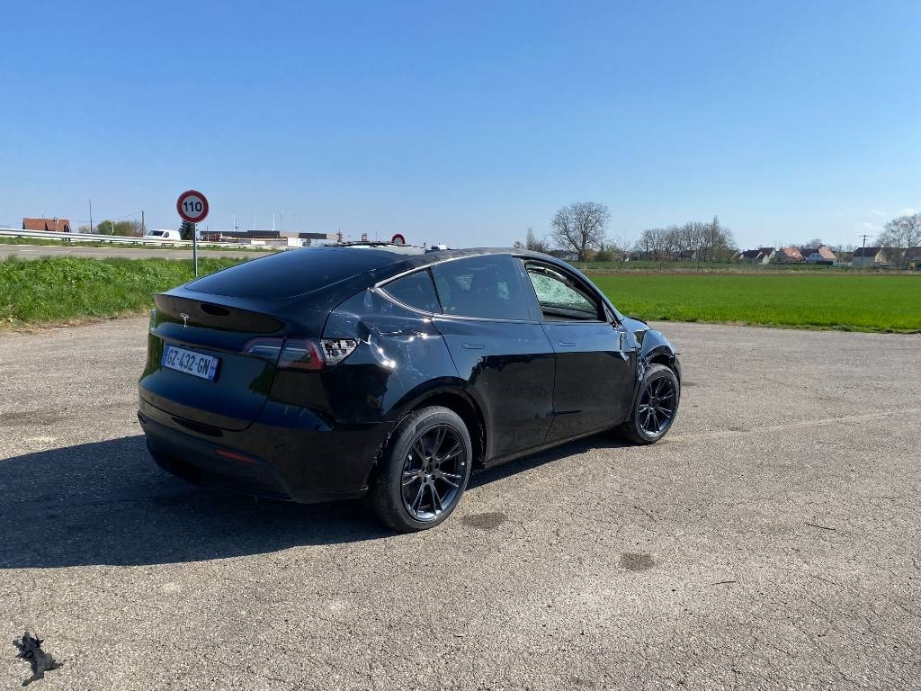 Tesla Model Y RWD/Origine Française endommagée - سيدان: صور 5 Tesla Model Y RWD/Origine Française endommagée - سيدان: صور 5