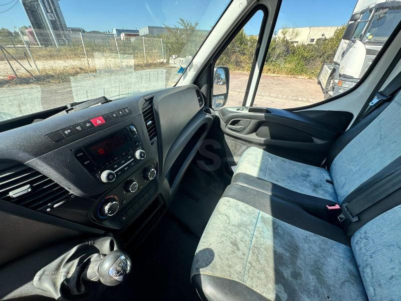 Iveco 35C14 CAISSE HAYON - الشاحنات الصغيرة صندوق مغلق: صور 5 Iveco 35C14 CAISSE HAYON - الشاحنات الصغيرة صندوق مغلق: صور 5