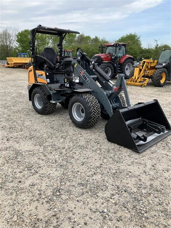 GiANT G2500HD Med skovl og pallegaffel - لودر مفصلي صغير: صور 1 GiANT G2500HD Med skovl og pallegaffel - لودر مفصلي صغير: صور 1