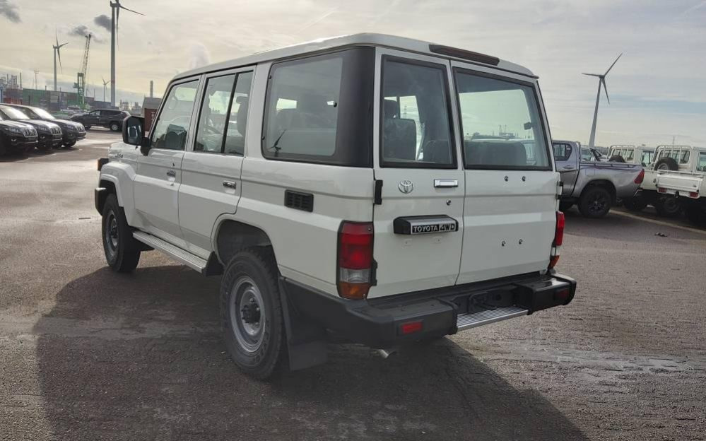 TOYOTA Toyota Land cruiser Station wagon Hzj 76 4.2L Diesel Manual 10 seats - سيارة دفع رباعي: صور 3 TOYOTA Toyota Land cruiser Station wagon Hzj 76 4.2L Diesel Manual 10 seats - سيارة دفع رباعي: صور 3