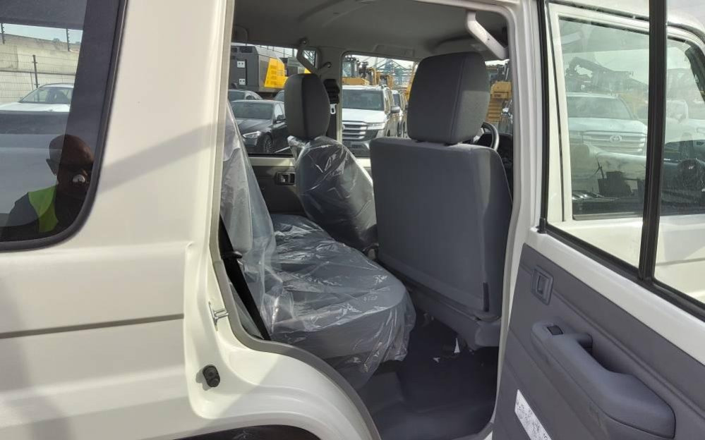 TOYOTA Toyota Land cruiser Station wagon Hzj 76 4.2L Diesel Manual 10 seats - سيارة دفع رباعي: صور 4 TOYOTA Toyota Land cruiser Station wagon Hzj 76 4.2L Diesel Manual 10 seats - سيارة دفع رباعي: صور 4