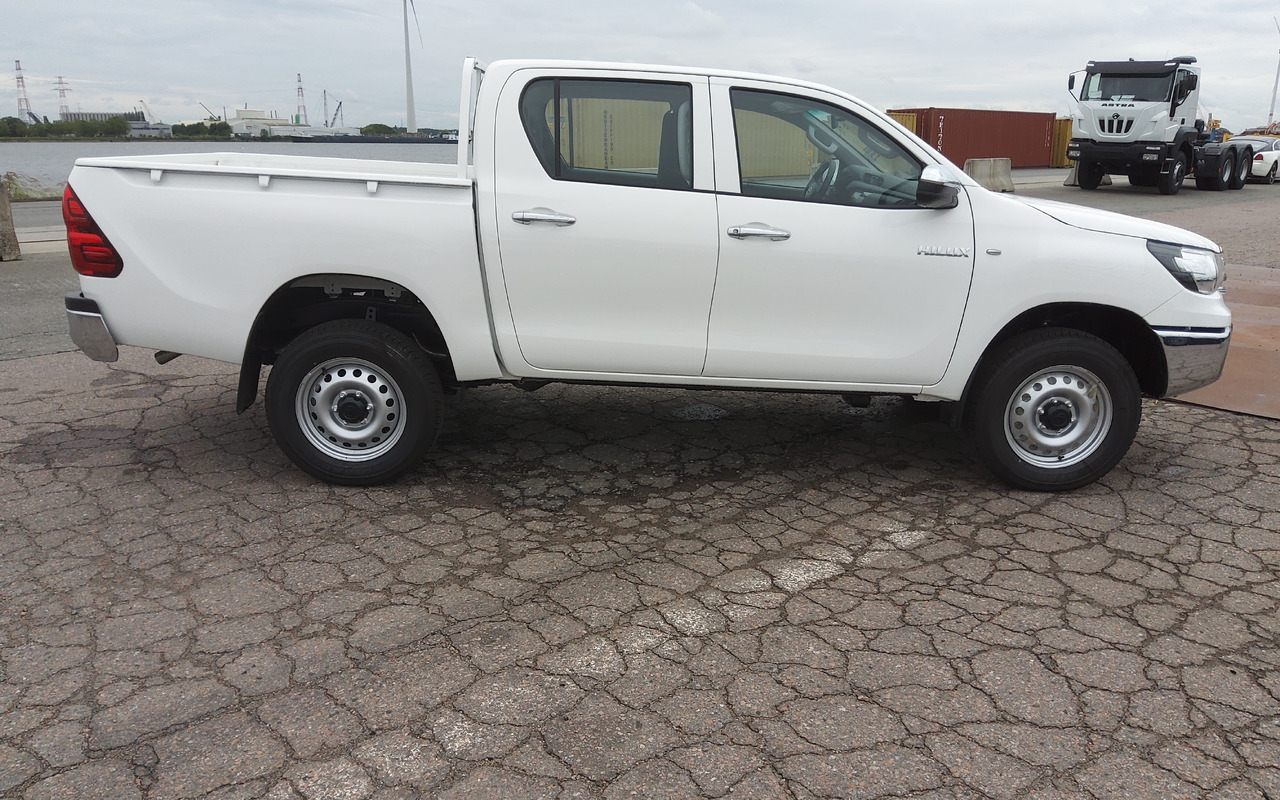 تأجير Toyota Hilux / Revo Pick-up double cabin pack security 2.4L Turbo Diesel Manual Toyota Hilux / Revo Pick-up double cabin pack security 2.4L Turbo Diesel Manual: صور 7