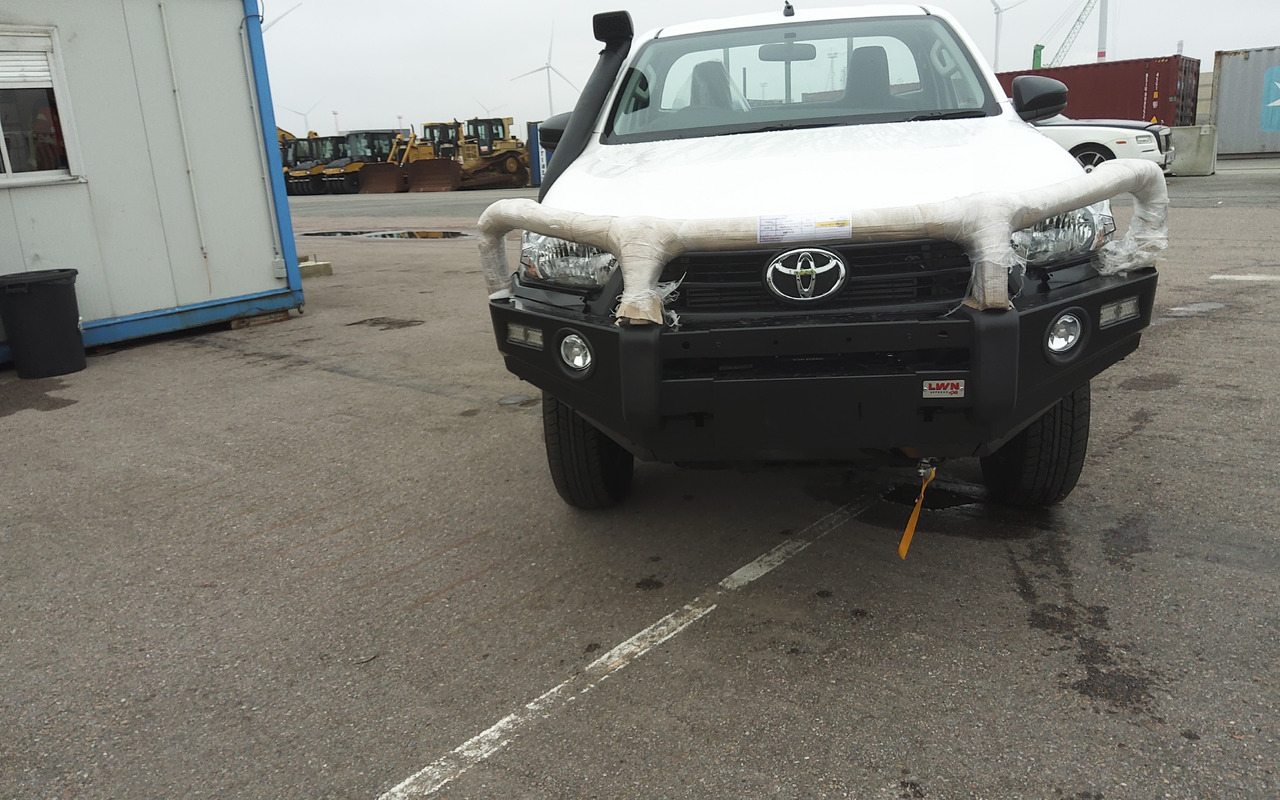 Toyota Hilux / Revo RHD Pick-up single Cab 2.8L Diesel Manual - شاحنة البيك أب: صور 2 Toyota Hilux / Revo RHD Pick-up single Cab 2.8L Diesel Manual - شاحنة البيك أب: صور 2
