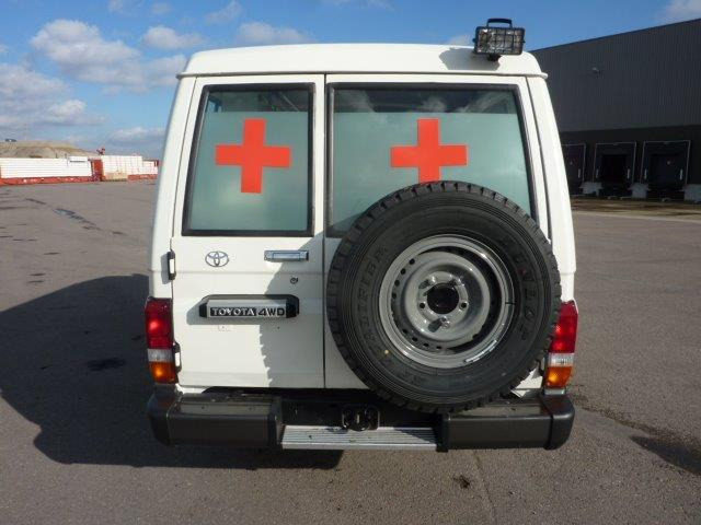 Toyota Land Cruiser 78 Metal top hzj 78 ambulance 4.2L Diesel Manual - سيارة دفع رباعي: صور 3 Toyota Land Cruiser 78 Metal top hzj 78 ambulance 4.2L Diesel Manual - سيارة دفع رباعي: صور 3