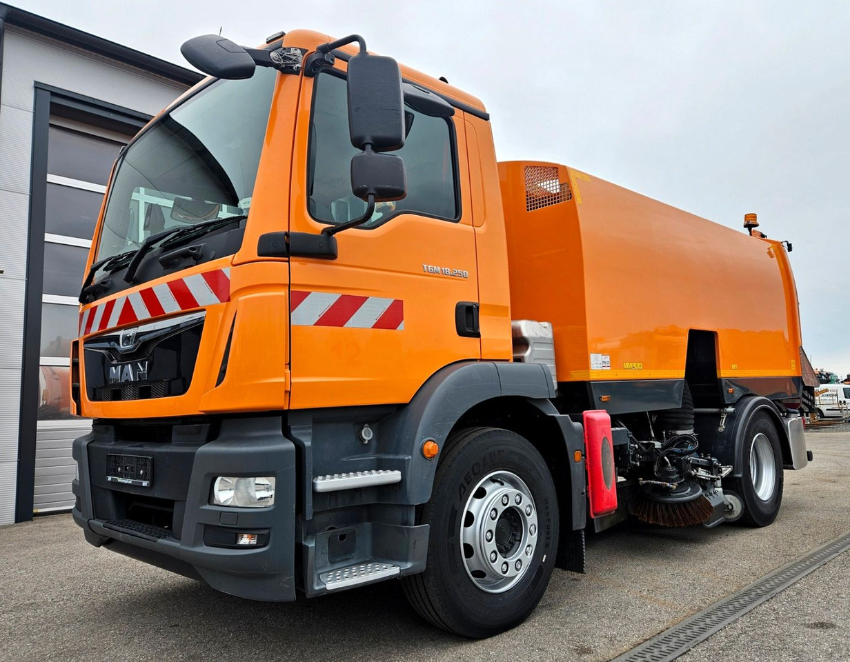 MAN TGM 18.250 Euro6 BROCK SL200 L+R Aufbaumotor - سياره كنس شوارع: صور 1 MAN TGM 18.250 Euro6 BROCK SL200 L+R Aufbaumotor - سياره كنس شوارع: صور 1