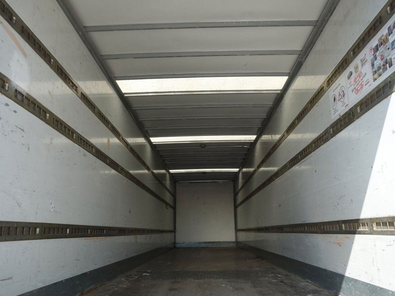 بصندوق مغلق نصف مقطورة WEKA Weka, 1 Achse, Lenkachse 1 Achse, Lenkachse: صور 10 بصندوق مغلق نصف مقطورة WEKA Weka, 1 Achse, Lenkachse 1 Achse, Lenkachse: صور 10