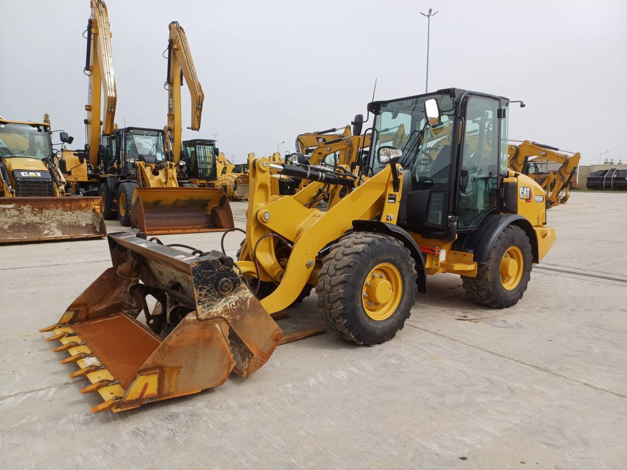 CAT 906M - اللودر بعجل: صور 1 CAT 906M - اللودر بعجل: صور 1