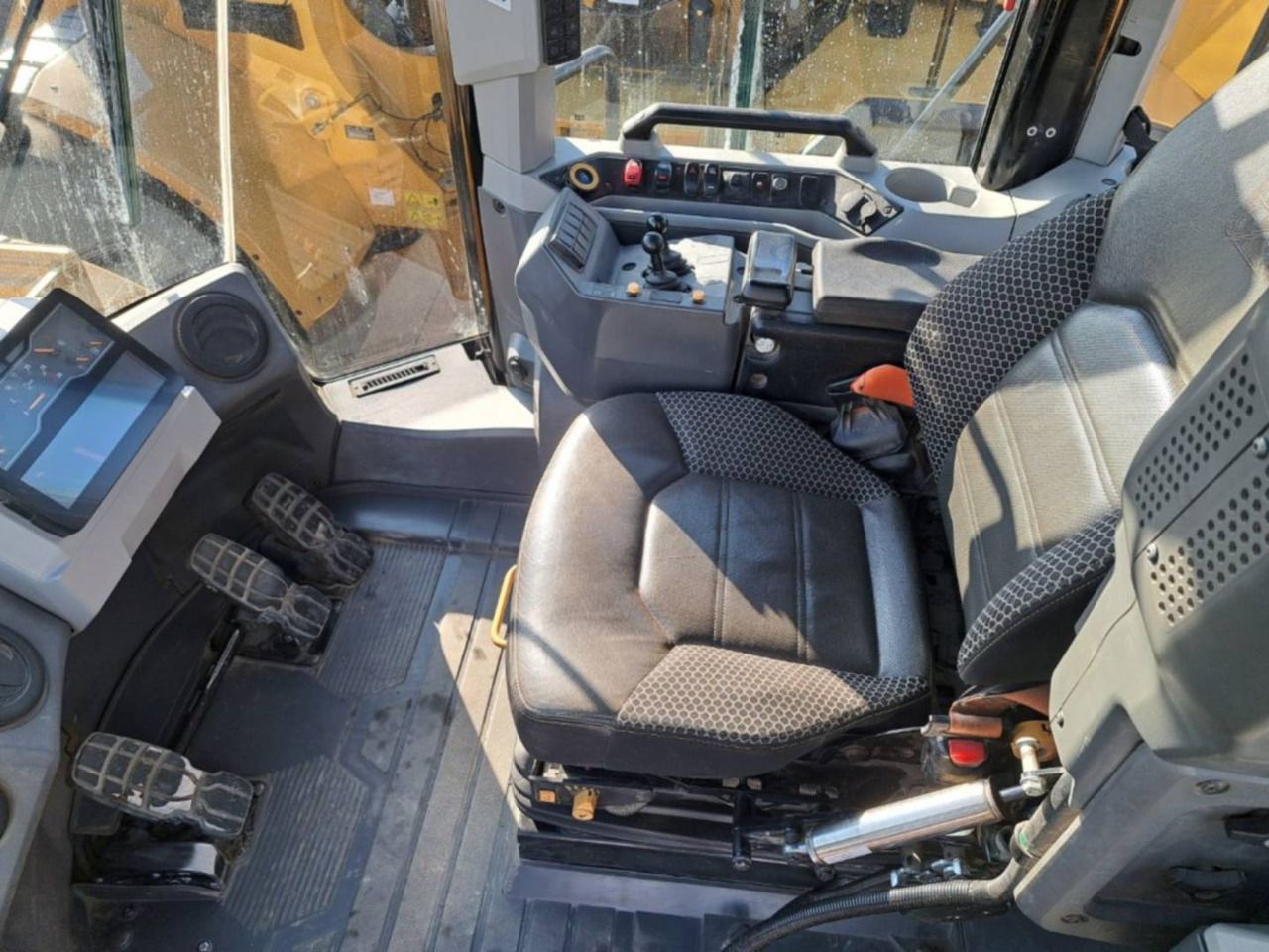 CAT 972 - اللودر بعجل: صور 5 CAT 972 - اللودر بعجل: صور 5