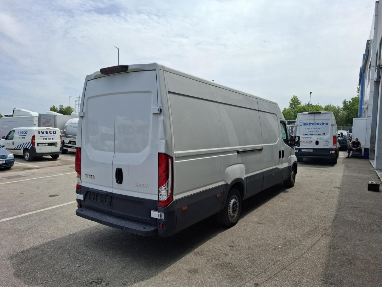 IVECO Daily 35S16V - ميكروباص: صور 4 IVECO Daily 35S16V - ميكروباص: صور 4