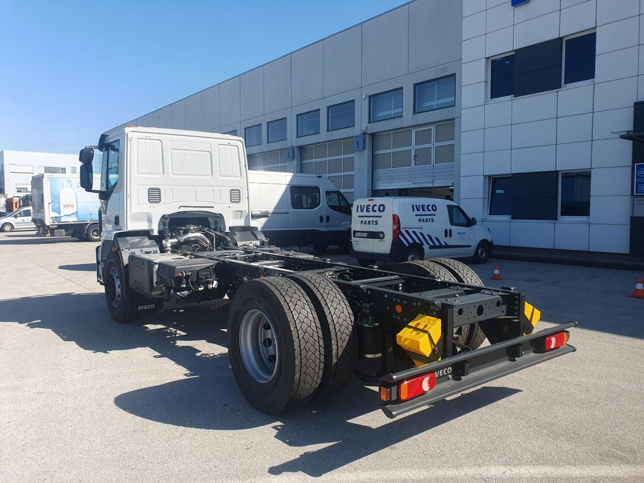 IVECO Eurocargo ML180E32/P - الشاسيه شاحنة: صور 3 IVECO Eurocargo ML180E32/P - الشاسيه شاحنة: صور 3