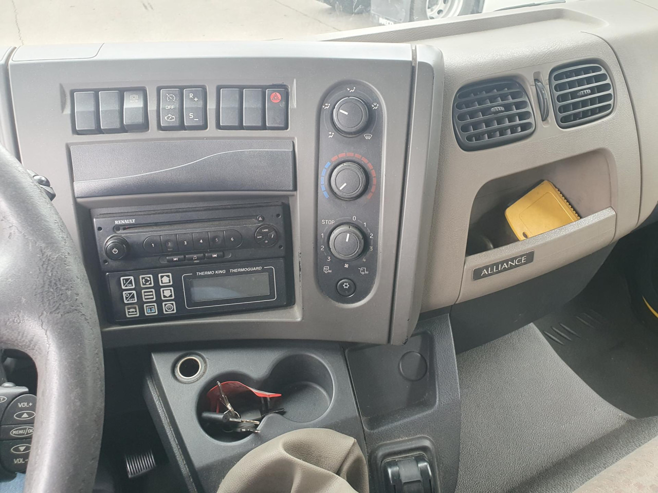RENAULT Midlum 220.12 - مبردة شاحنة: صور 2 RENAULT Midlum 220.12 - مبردة شاحنة: صور 2