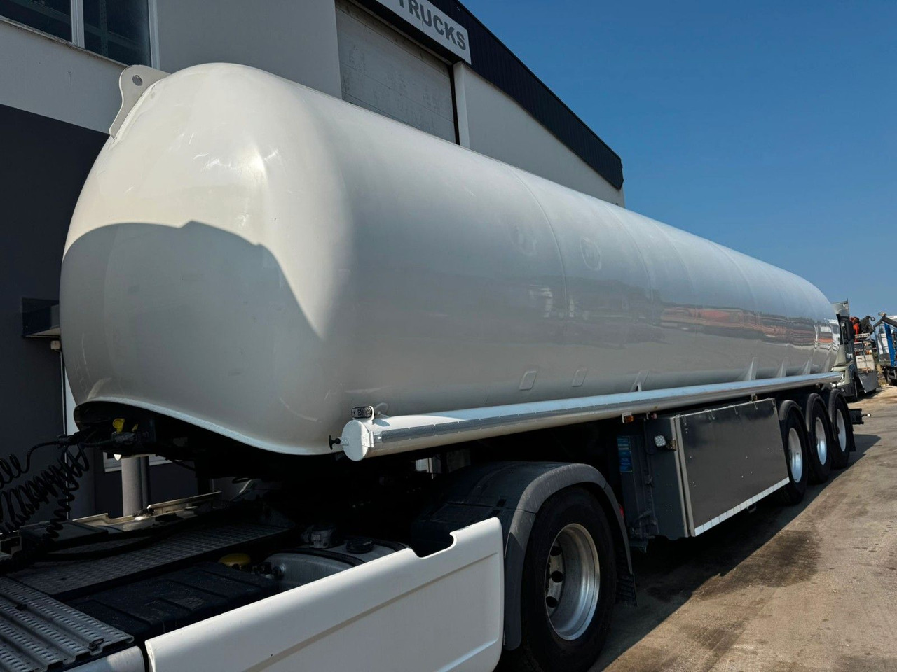 Schrader Treibstoff Diesel/Benzin, 4 Kammern, Sening - نصف مقطورة صهريج: صور 1 Schrader Treibstoff Diesel/Benzin, 4 Kammern, Sening - نصف مقطورة صهريج: صور 1
