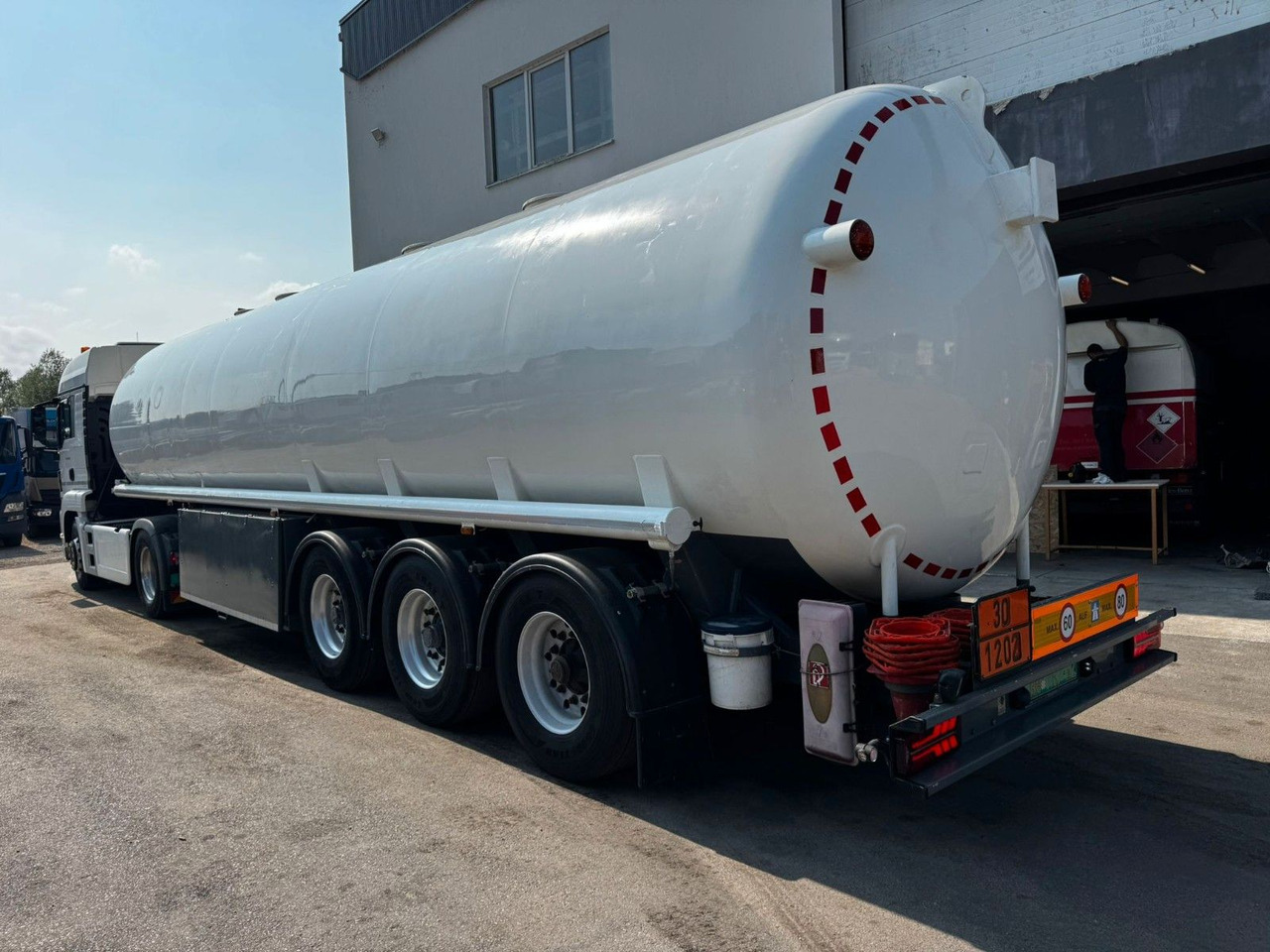 Schrader Treibstoff Diesel/Benzin, 4 Kammern, Sening - نصف مقطورة صهريج: صور 4 Schrader Treibstoff Diesel/Benzin, 4 Kammern, Sening - نصف مقطورة صهريج: صور 4