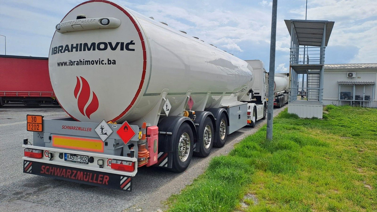 Schwarzmüller 4 Kammern, ADR, Treibstoff Fuel - نصف مقطورة صهريج: صور 1 Schwarzmüller 4 Kammern, ADR, Treibstoff Fuel - نصف مقطورة صهريج: صور 1