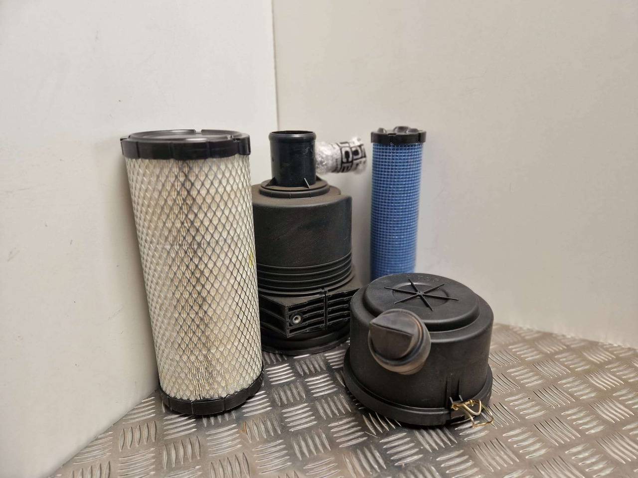 Donaldson air filter assembly JCB - المحرك و قطع الغيار - آلات البناء: صور 1 Donaldson air filter assembly JCB - المحرك و قطع الغيار - آلات البناء: صور 1