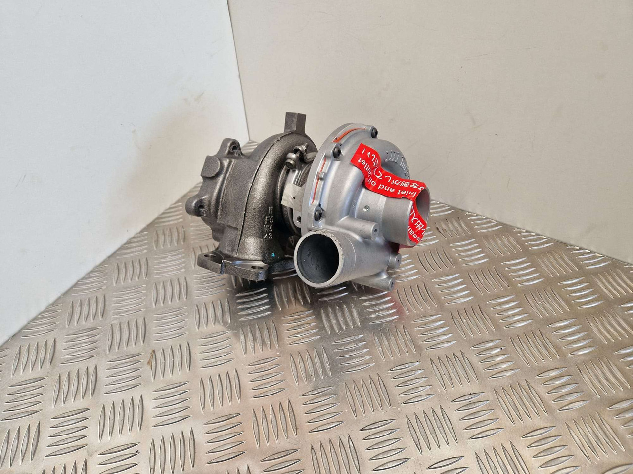 ISUZU 8980302170 Turbo 4HK1 JCB excavator turbo 02/802306 - المحرك و قطع الغيار - آلات البناء: صور 3 ISUZU 8980302170 Turbo 4HK1 JCB excavator turbo 02/802306 - المحرك و قطع الغيار - آلات البناء: صور 3