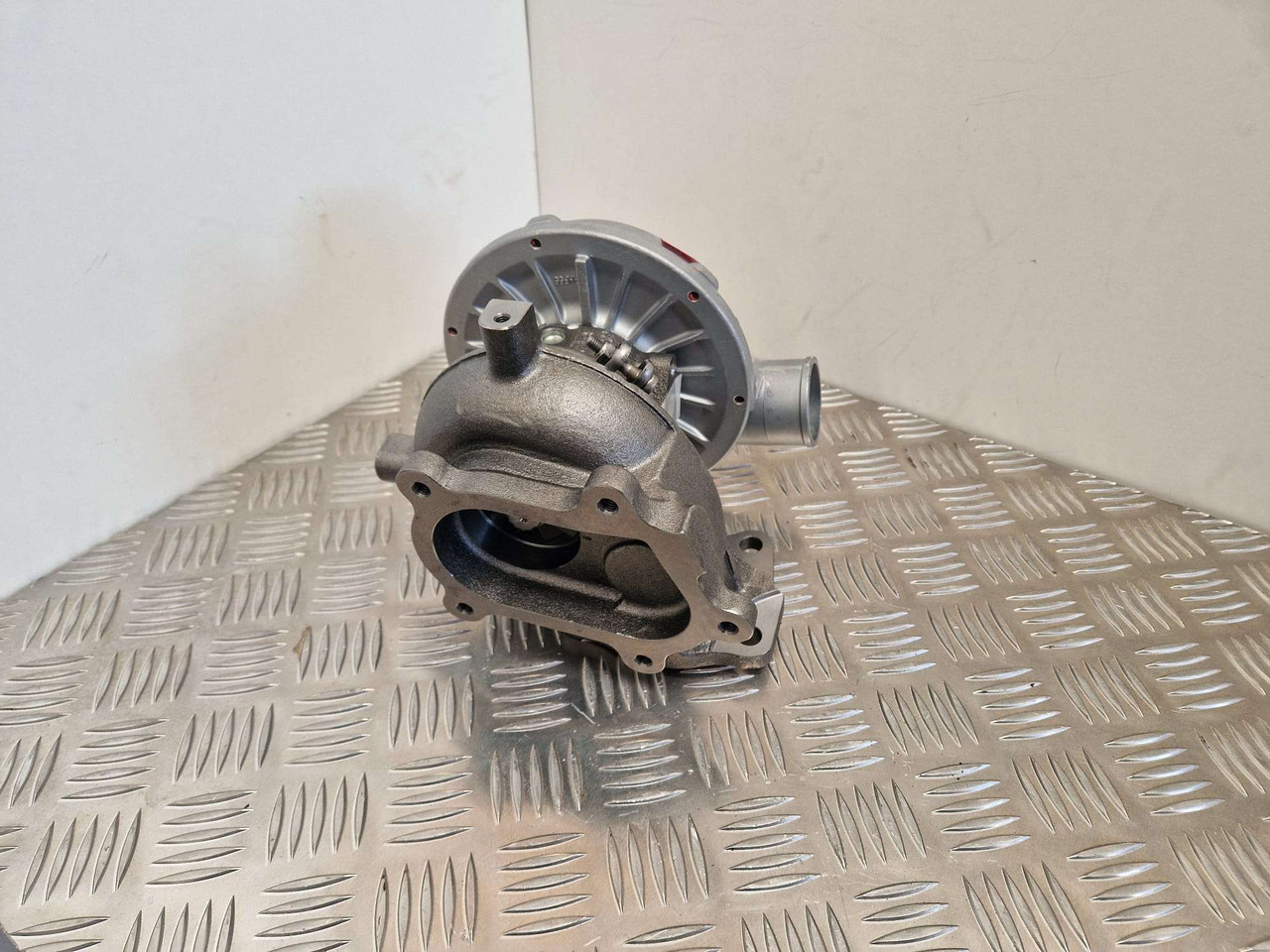 ISUZU 8980302170 Turbo 4HK1 JCB excavator turbo 02/802306 - المحرك و قطع الغيار - آلات البناء: صور 1 ISUZU 8980302170 Turbo 4HK1 JCB excavator turbo 02/802306 - المحرك و قطع الغيار - آلات البناء: صور 1