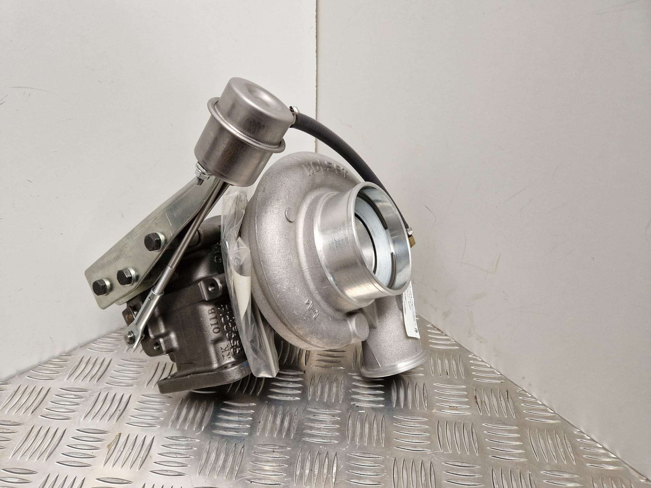 Iveco Generator Turbocharger Holset 4043994 - المحرك و قطع الغيار - آلات البناء: صور 1 Iveco Generator Turbocharger Holset 4043994 - المحرك و قطع الغيار - آلات البناء: صور 1