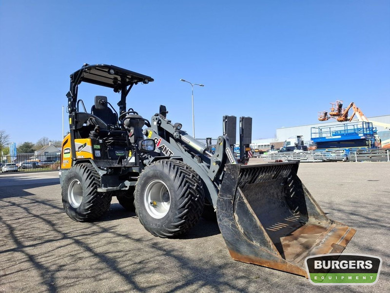 Giant G2500 - اللودر المجنزر صغير: صور 2 Giant G2500 - اللودر المجنزر صغير: صور 2