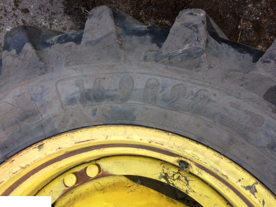 FELGA DW 16x28 John Deere , OPONA MICHELIN 16.9 R 28 - عجلات - الآلات والماكينات الزراعية: صور 2 FELGA DW 16x28 John Deere , OPONA MICHELIN 16.9 R 28 - عجلات - الآلات والماكينات الزراعية: صور 2