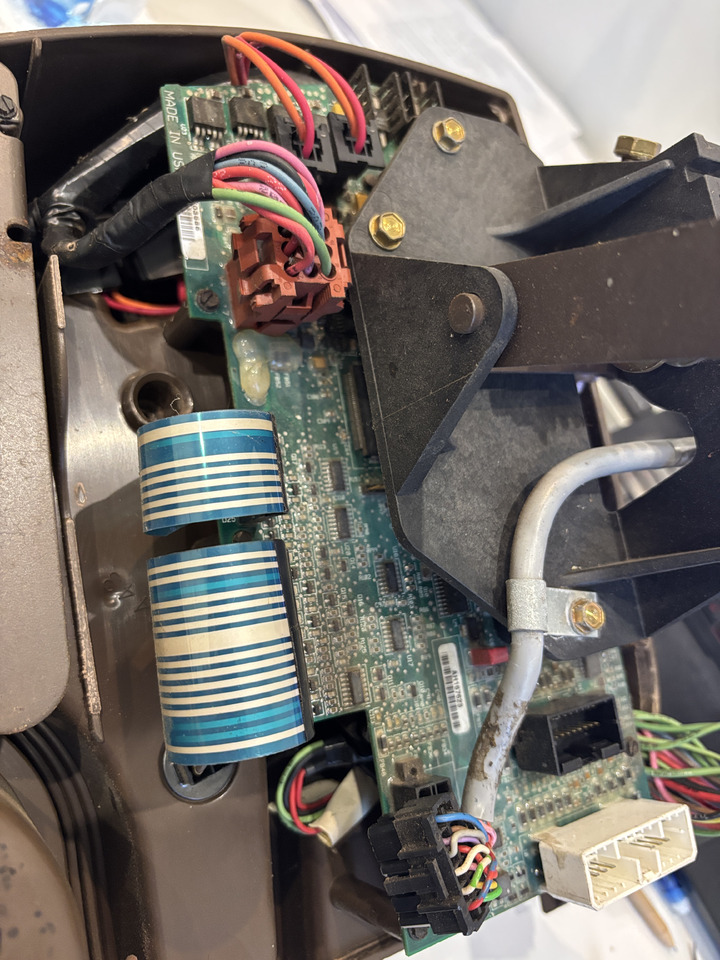 John Deere 9650 9750 STS CTS - płytka elektryczna podłokietnika AH167623 - النظام الكهربائي - جرار: صور 2 John Deere 9650 9750 STS CTS - płytka elektryczna podłokietnika AH167623 - النظام الكهربائي - جرار: صور 2