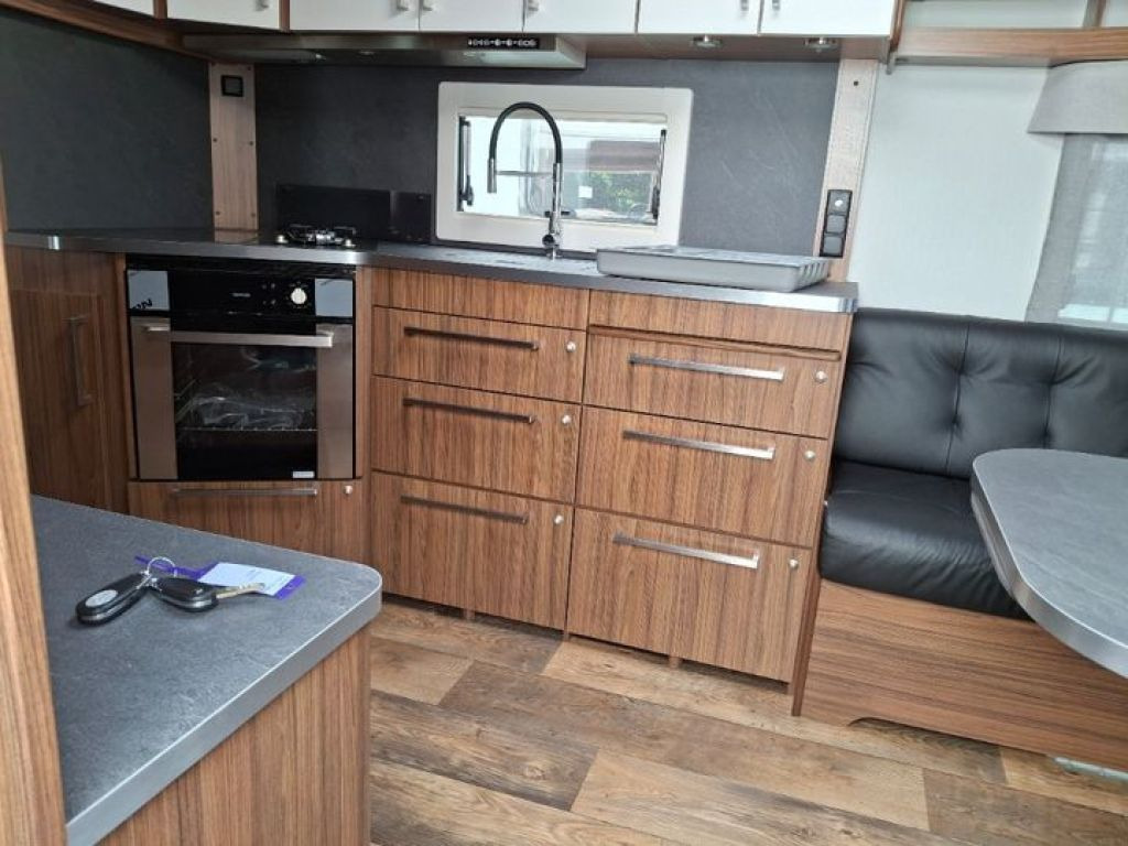 Polar 730 QA 30% RABATT LUXUS KLIMA AKTION - كرفان سحب: صور 5 Polar 730 QA 30% RABATT LUXUS KLIMA AKTION - كرفان سحب: صور 5