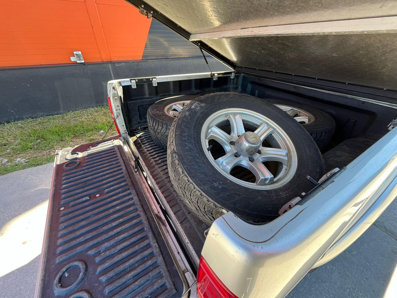 شاحنة البيك أب Toyota Hilux 4x4: صور 8