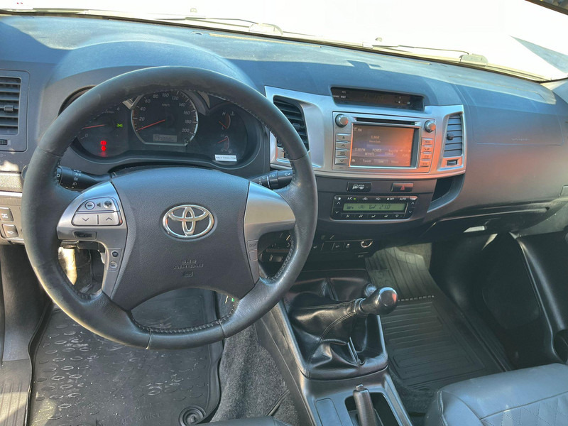 شاحنة البيك أب Toyota Hilux 4x4: صور 14
