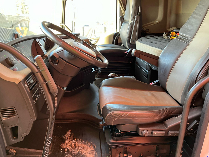 Interior photo 2: شاحنات مسطحة, شاحنة كرين Volvo FH 540 8x2*6 EFFER 685/6S + JIB + WINCH / PLATFORM 6072-7081 mm EXTENDABLE