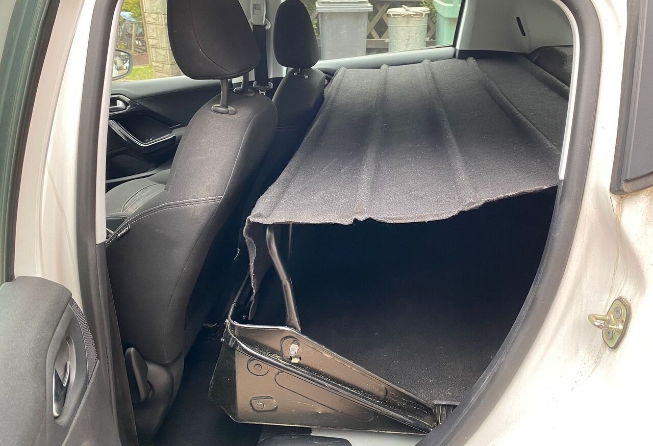 هاتشباك Peugeot 208: صور 18
