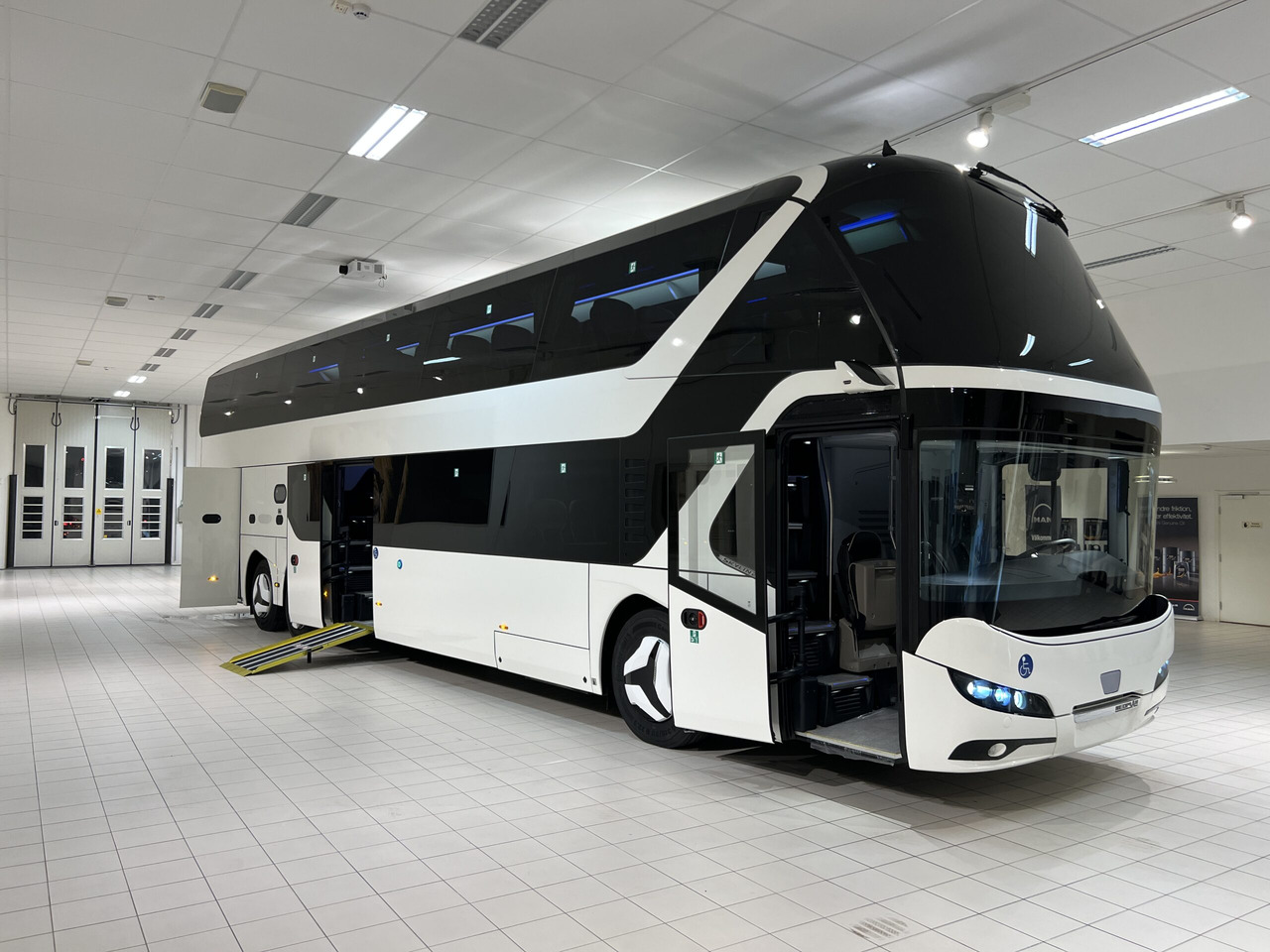 NEOPLAN SKYLINER P06 Euro 6E V.I.P / Exclusive Class (Dark Edition) - سياحية حافلة: صور 1 NEOPLAN SKYLINER P06 Euro 6E V.I.P / Exclusive Class (Dark Edition) - سياحية حافلة: صور 1