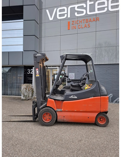 Linde E30/600-02 - رافعة شوكية كهربائية: صور 1 Linde E30/600-02 - رافعة شوكية كهربائية: صور 1