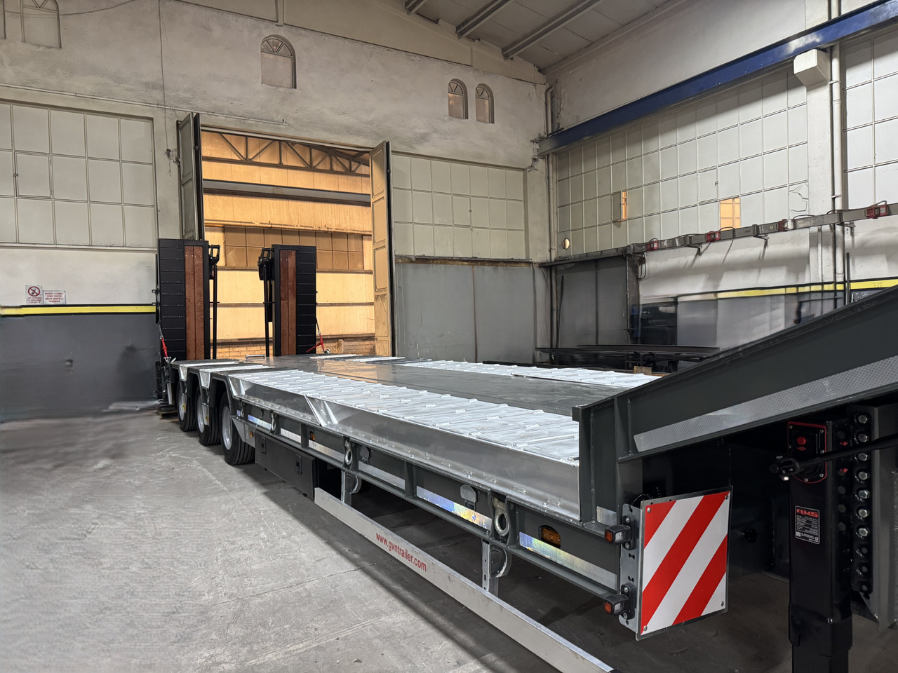 GVN Trailer 3 AXLE LOWBED WITH WHEEL RECESSES - عربة مسطحة منخفضة نصف مقطورة: صور 3 GVN Trailer 3 AXLE LOWBED WITH WHEEL RECESSES - عربة مسطحة منخفضة نصف مقطورة: صور 3