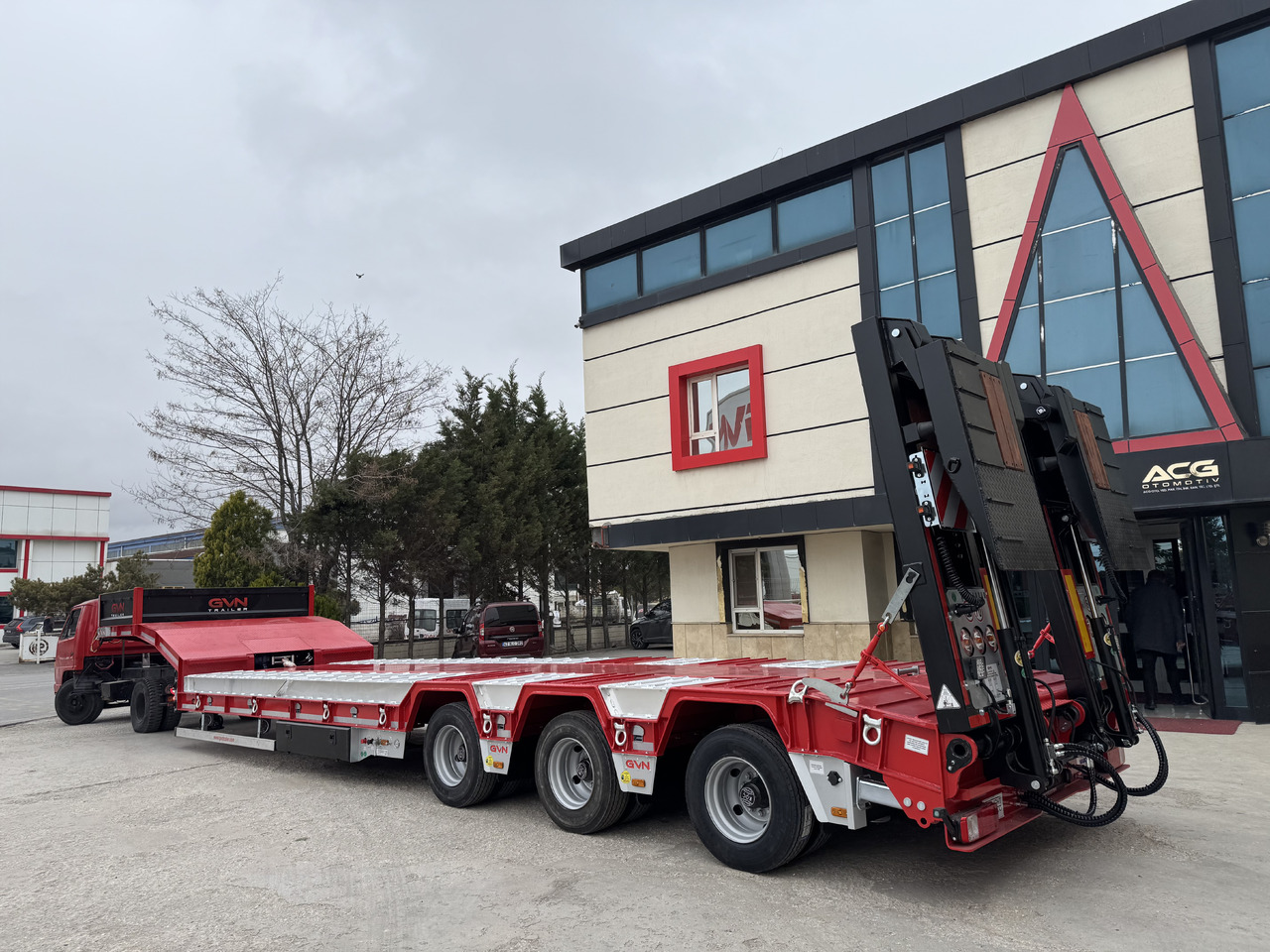 GVN Trailer 3 AXLE LOWBED WITH WHEEL RECESSES - عربة مسطحة منخفضة نصف مقطورة: صور 1 GVN Trailer 3 AXLE LOWBED WITH WHEEL RECESSES - عربة مسطحة منخفضة نصف مقطورة: صور 1