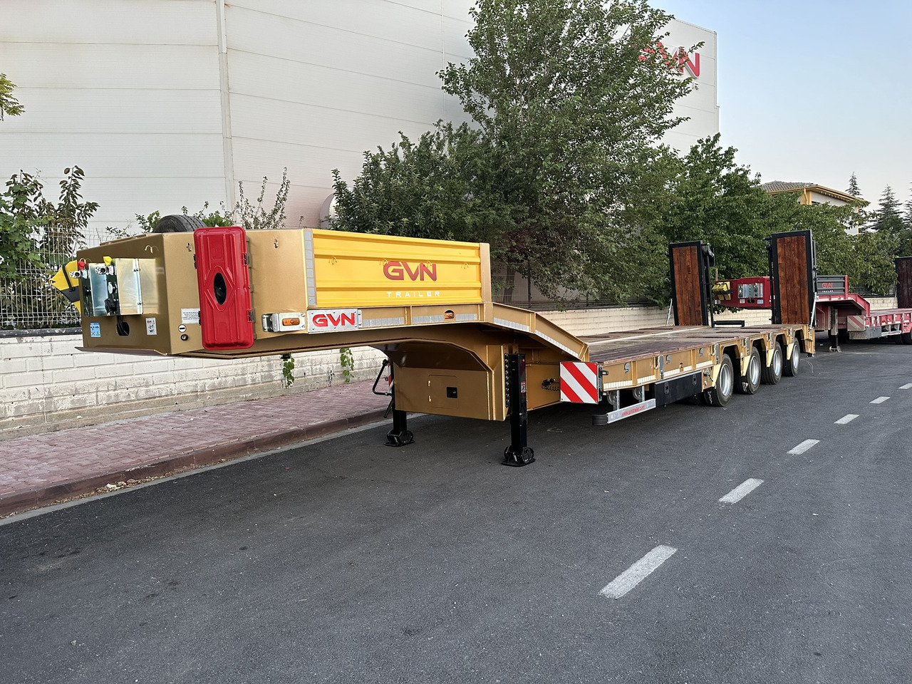 GVN Trailer 4 AXLE LOWBED - عربة مسطحة منخفضة نصف مقطورة: صور 3 GVN Trailer 4 AXLE LOWBED - عربة مسطحة منخفضة نصف مقطورة: صور 3