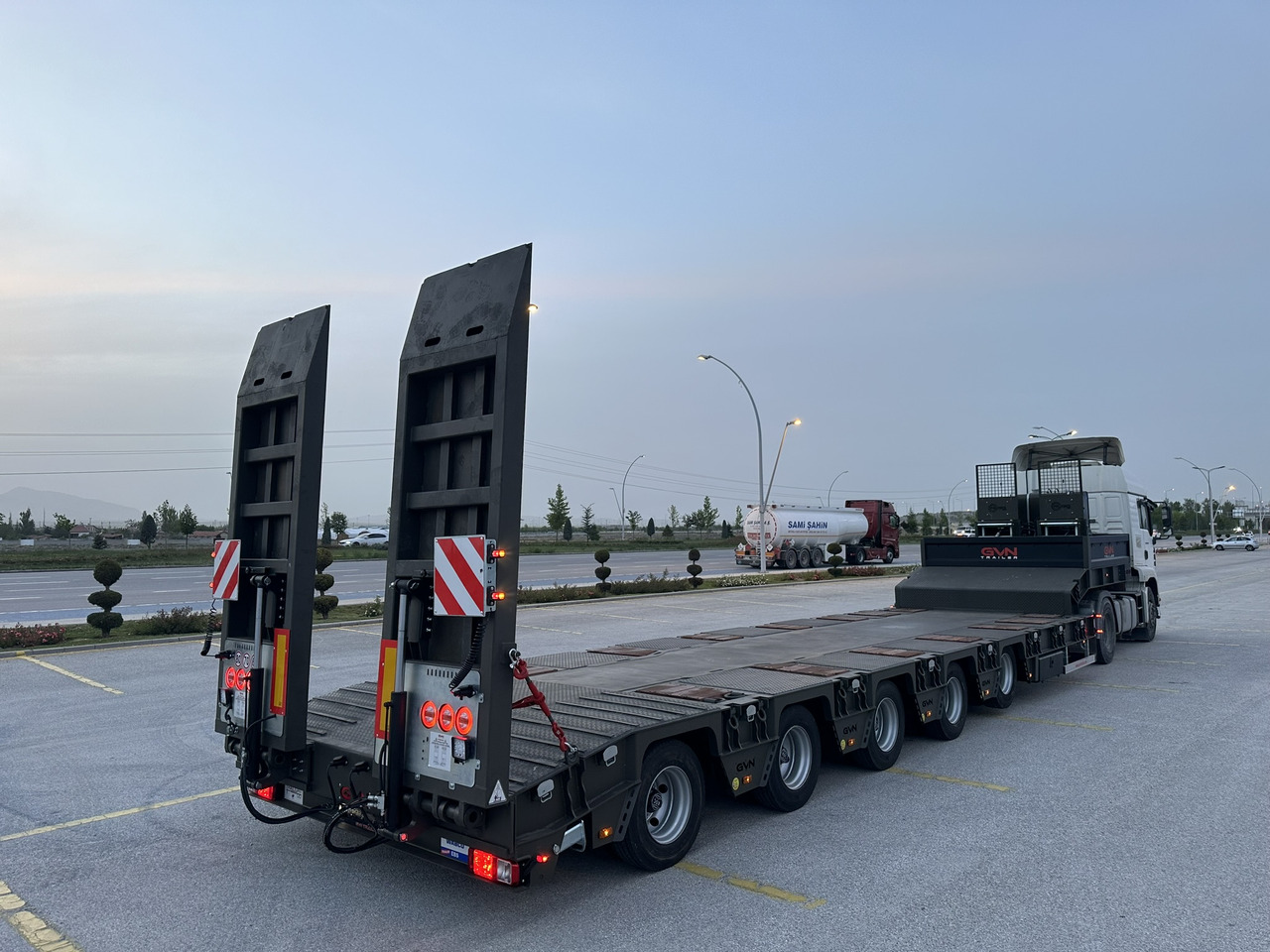 GVN Trailer 5 AXLE LOWBED - عربة مسطحة منخفضة نصف مقطورة: صور 1 GVN Trailer 5 AXLE LOWBED - عربة مسطحة منخفضة نصف مقطورة: صور 1