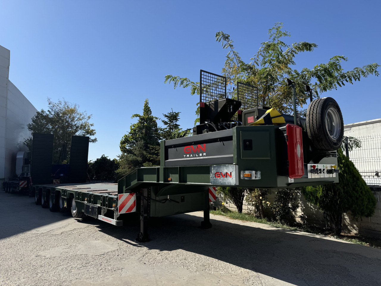 GVN Trailer 5 AXLE LOWBED - عربة مسطحة منخفضة نصف مقطورة: صور 4 GVN Trailer 5 AXLE LOWBED - عربة مسطحة منخفضة نصف مقطورة: صور 4