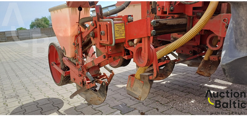 Becker Aeromat T 6 - وضع البذور فى خطوط: صور 4 Becker Aeromat T 6 - وضع البذور فى خطوط: صور 4