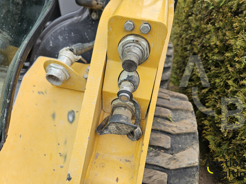 شيول صغير Caterpillar 242 D 3: صور 15
