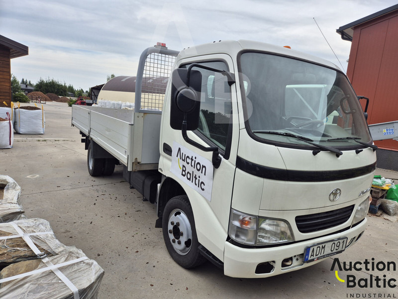 Toyota Dyna 150 - الشاحنات الصغيرة المسطحة: صور 2 Toyota Dyna 150 - الشاحنات الصغيرة المسطحة: صور 2