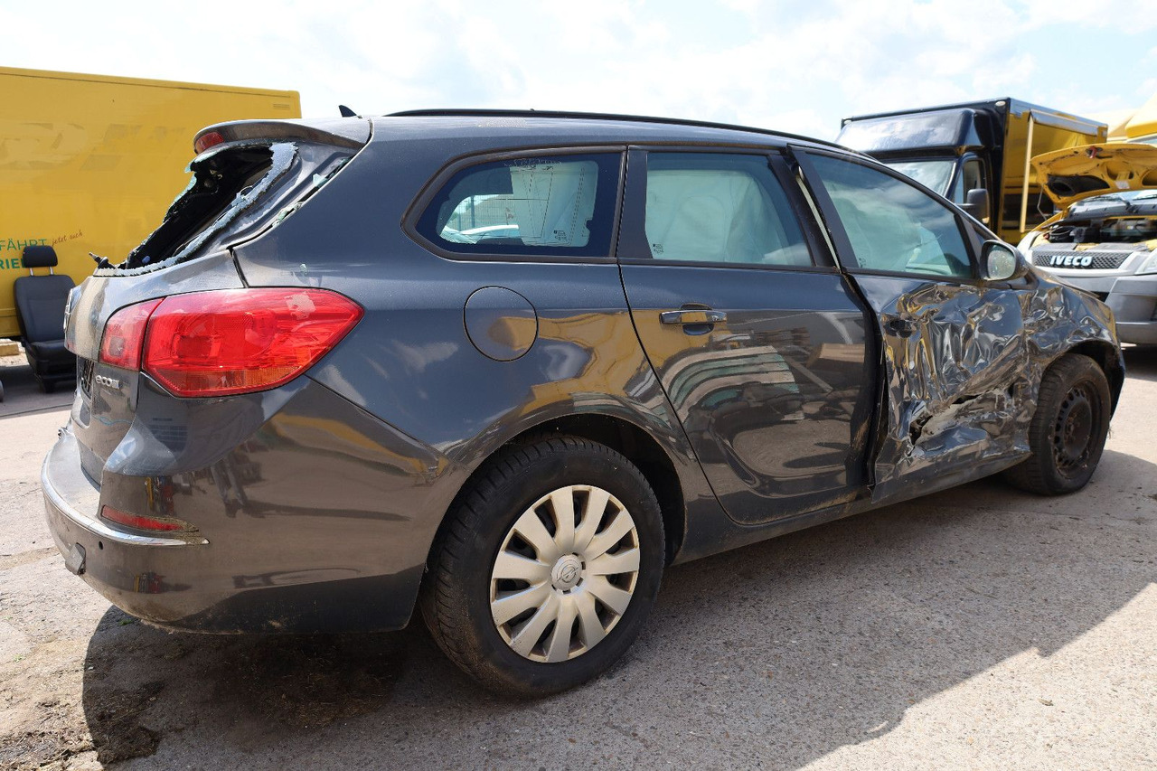 Opel Astra J Sports Tourer Edition - سيارة: صور 3 Opel Astra J Sports Tourer Edition - سيارة: صور 3