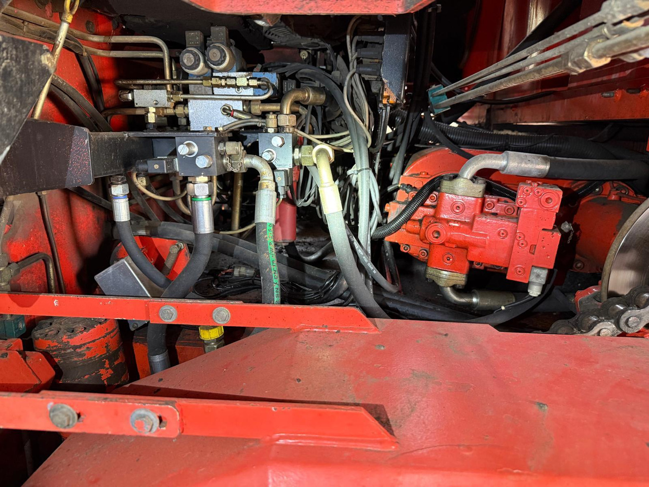 العامل بالقار Demag-Dynapac DF135P powerfull 4-axle-paver: صور 13