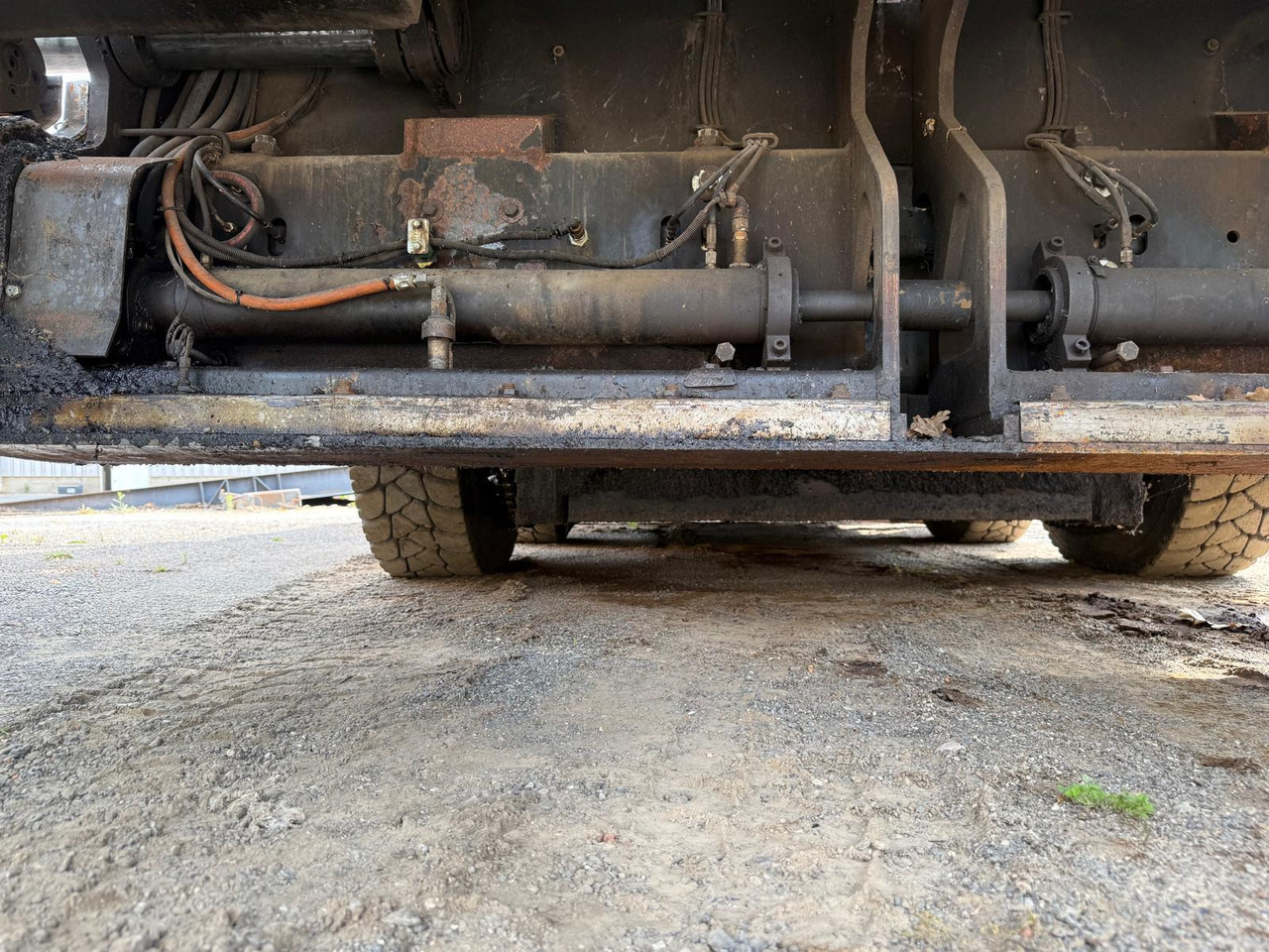 العامل بالقار Demag-Dynapac DF135P powerfull 4-axle-paver: صور 11