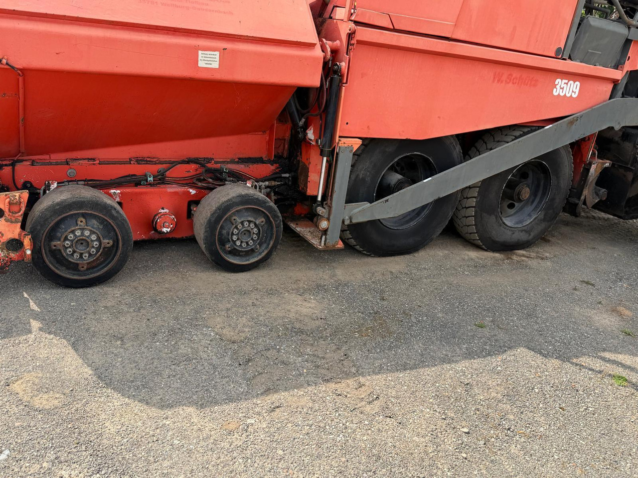 العامل بالقار Demag-Dynapac DF135P powerfull 4-axle-paver: صور 27