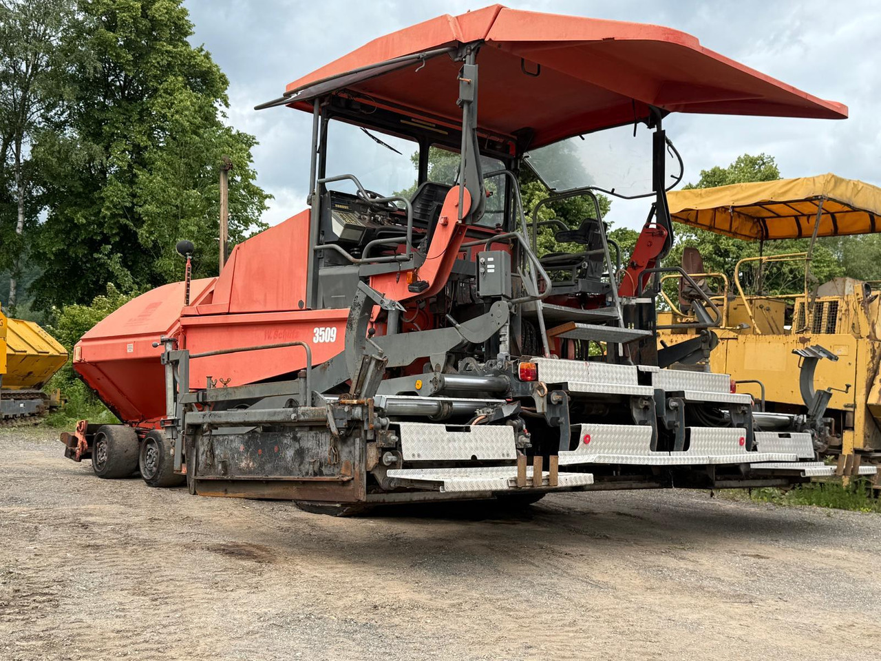 العامل بالقار Demag-Dynapac DF135P powerfull 4-axle-paver: صور 36