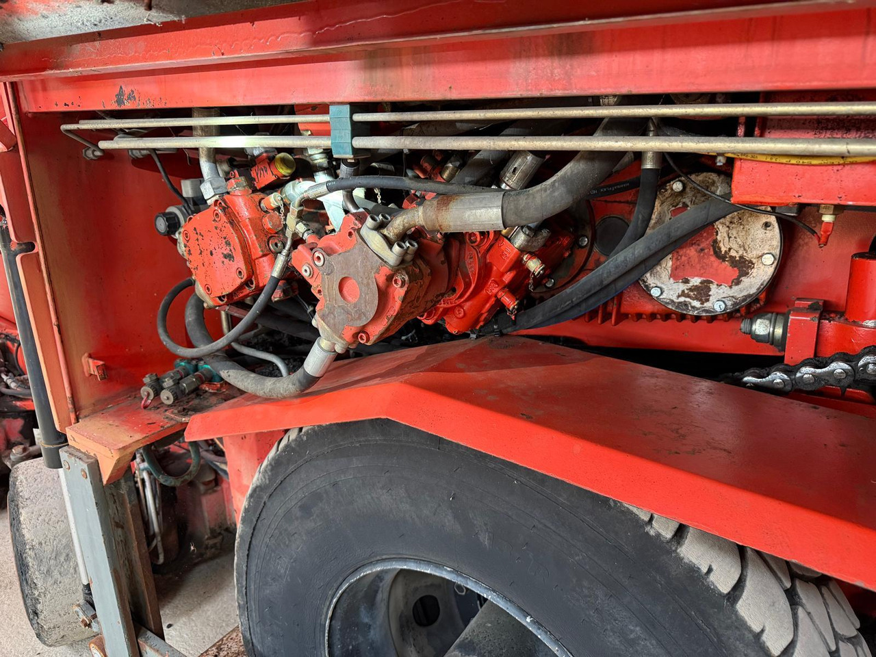 العامل بالقار Demag-Dynapac DF135P powerfull 4-axle-paver: صور 14